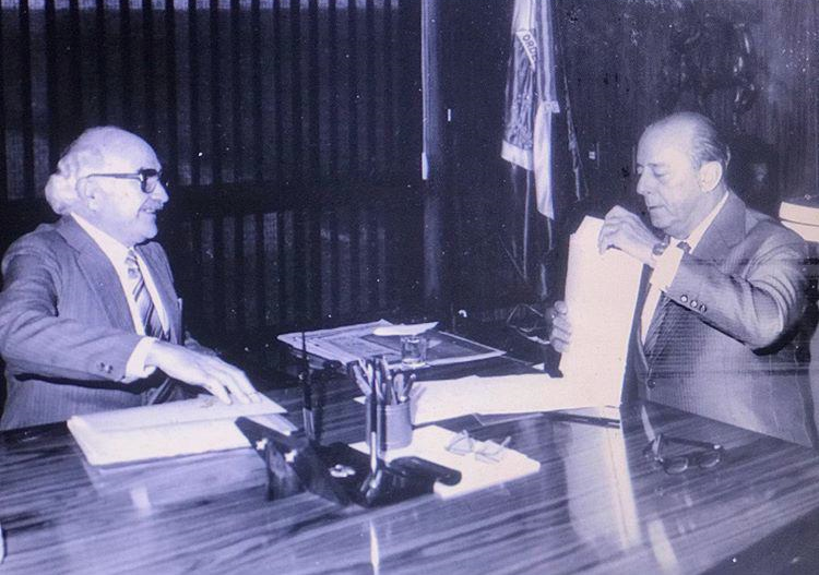 Governador Wilson Braga e o presidente João Figueiredo, em Brasília, discutindo sobre a instalação do TRT-13.png