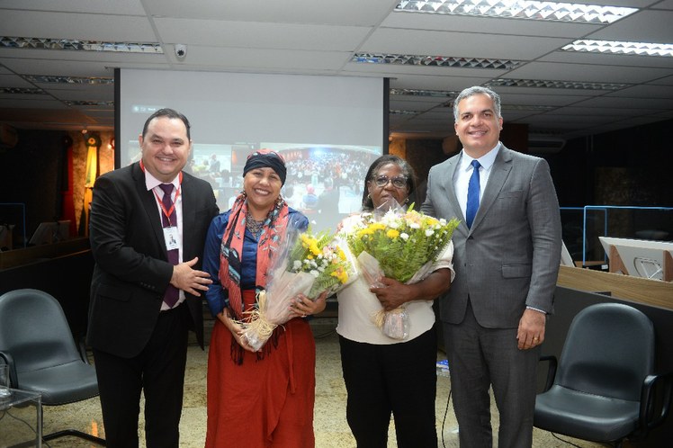 Professor Humberto Miranda, da Aspros, e o presidente do TRT-13, Thiago Andrade, homenagearam as convidadas Dona Marta, avó do menino Miguel, e a juíza do TRT-10, Maria José Rigotti 