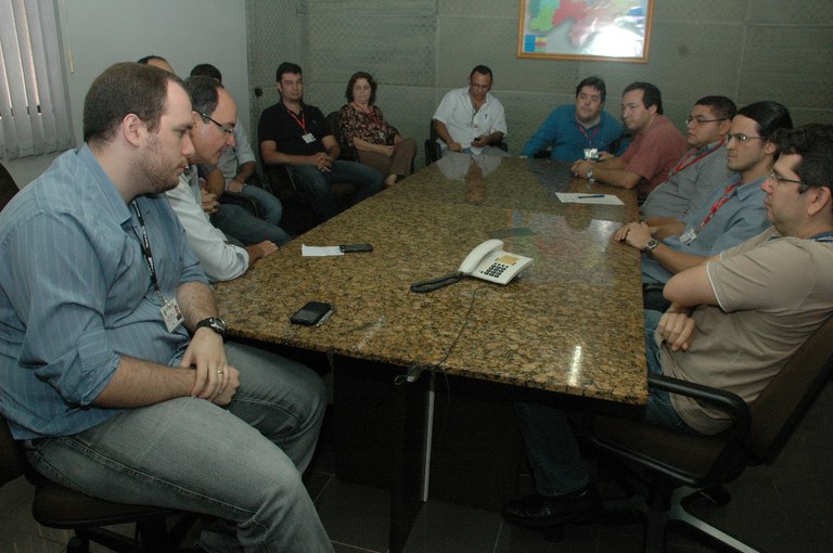 Equipe da SETIC reunida na sala de reuniões da presidência