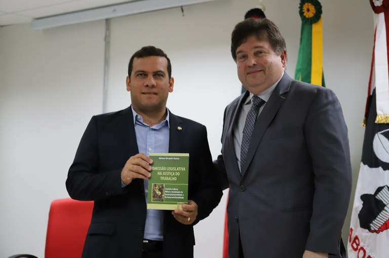Livro Adriano Dantas (1).JPG