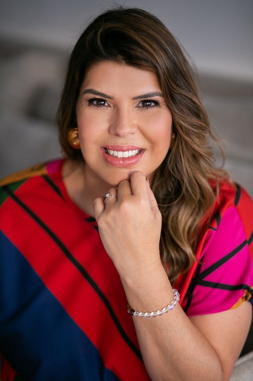 Chyntia Barcellos em alta.jpg