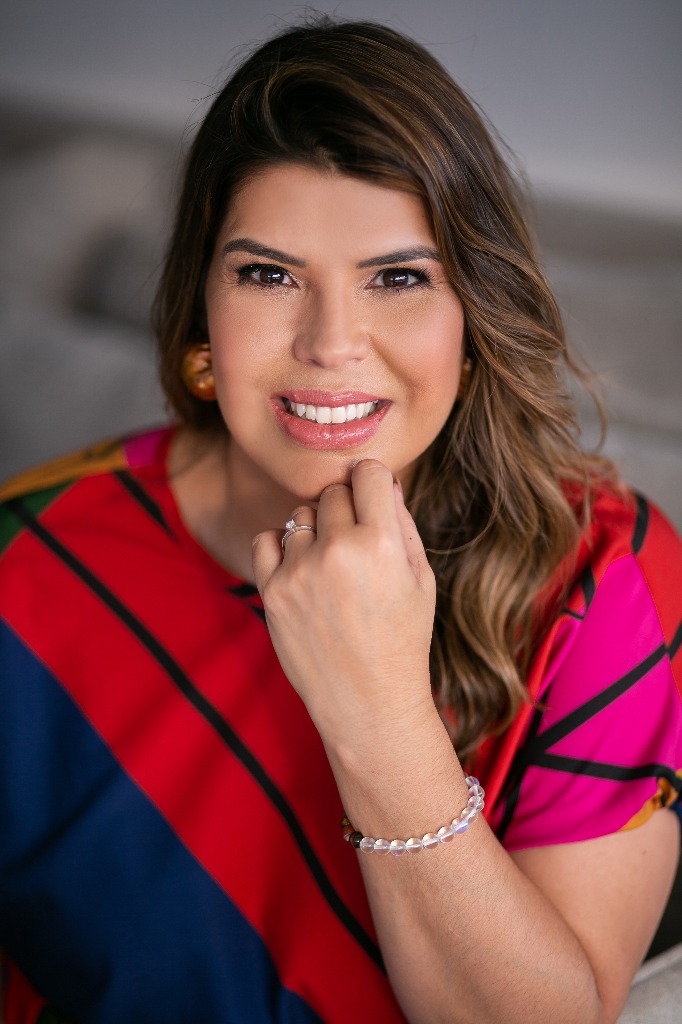 Chyntia Barcellos em alta.jpg