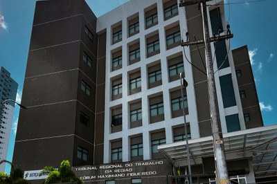 A iniciativa busca aproximar jovens do mercado de trabalho por meio de palestras, oficinas, apresentações culturais e serviços de orientação profissional