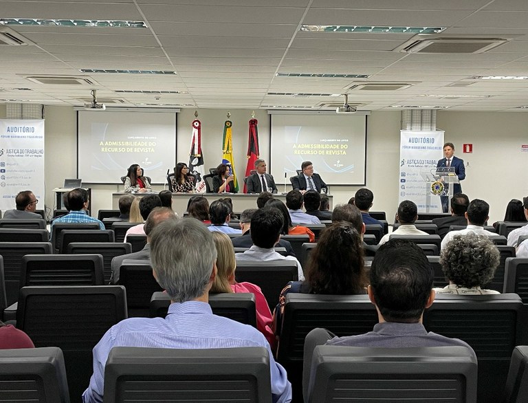 Wolney lançamento livro plateia.jpg