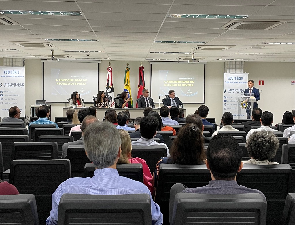 Wolney lançamento livro plateia.jpg