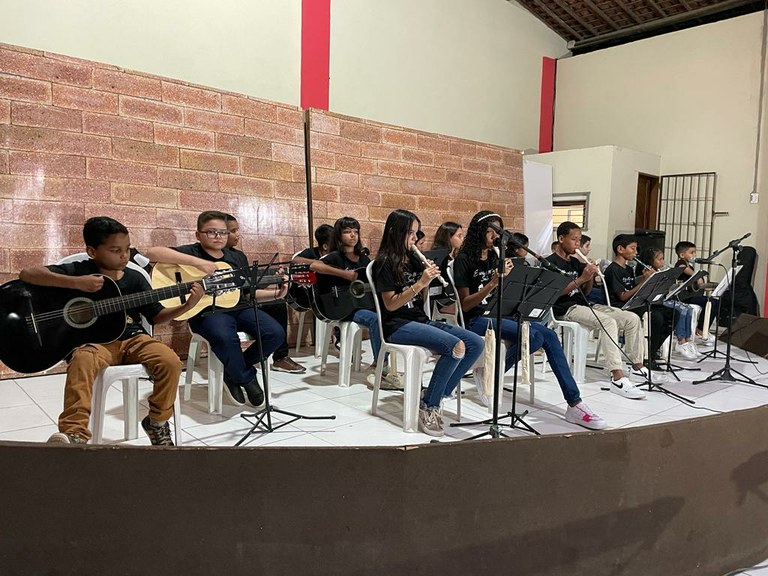 Crianças flauta.jpeg