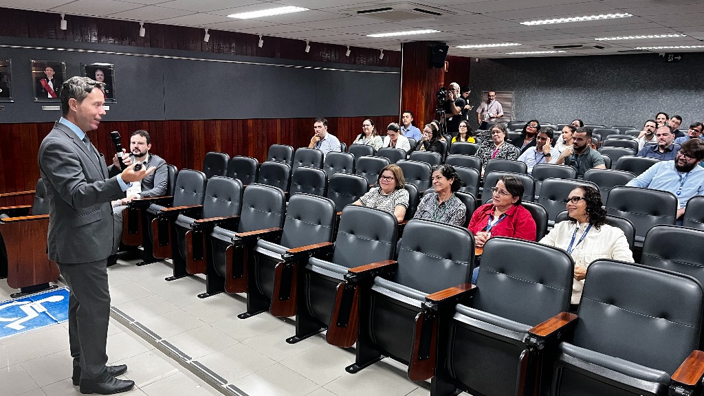 aula magna ejud.JPG