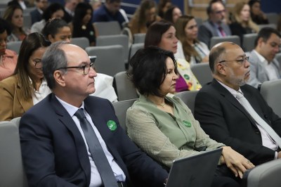 O indicador avalia o desempenho em relação à implementação de políticas de sustentabilidade e acessibilidade, medindo a eficiência no uso de recursos, gestão de resíduos e adoção de tecnologias limpas