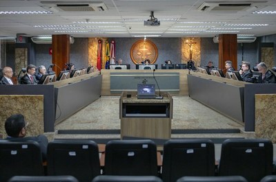 A decisão reconheceu a responsabilidade da instituição por omissão diante das denúncias da trabalhadora e determinou o pagamento de indenizações decorrentes de assédios moral e sexual